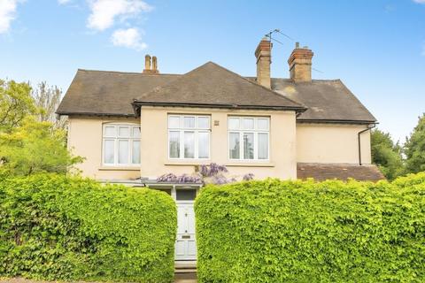 5 bed property, in The Avenue, £875,000