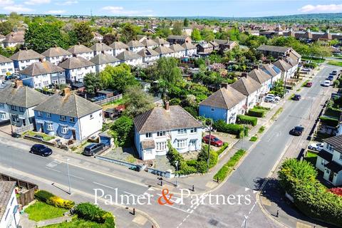 3 bed property, in Springfield Park Avenue, £350,000