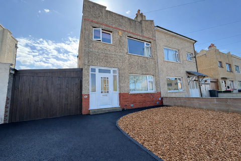 3 bed property, in Buckingham Road, £180,000