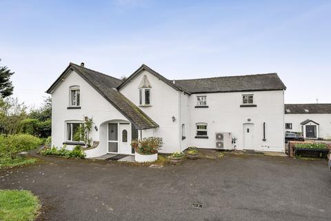 6 bed property, in Whitehouse Farm, £600,000