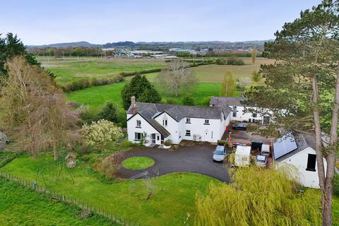 6 bed property, in Whitehouse Farm, £600,000