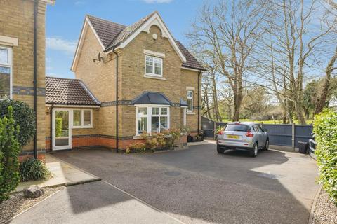 3 bed property, in Oatfield Close, £350,000