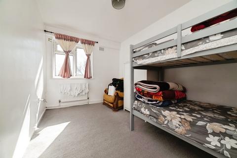 3 bed property, in Porter Street, £70,000