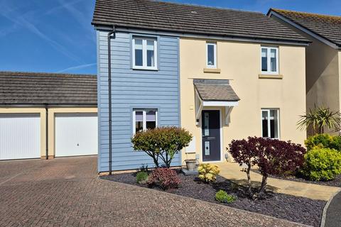 3 bed property, in Pavilions Close, £350,000