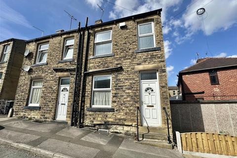 2 bed property, in South Street, £105,000