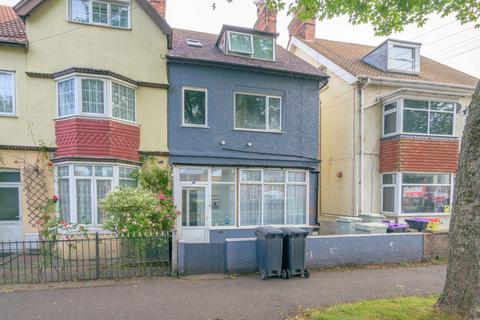 1 bed property, in Cecil Avenue, £40,000