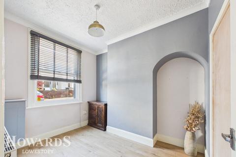 4 bed property, in Church Road, £170,000