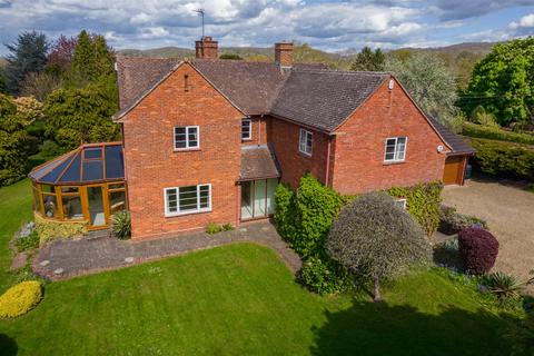 4 bed property, in Cradley, £700,000