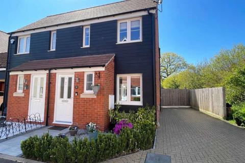 2 bed property, in Elder Close, £375,000