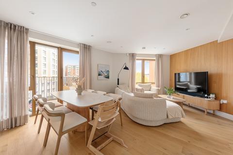 2 bed property, in Lily House, £570,000