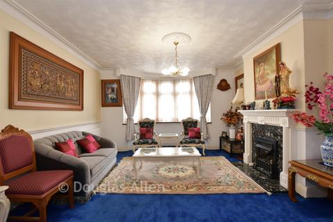 5 bed property, in Wennington Road, £775,000