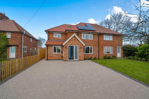 4 bed property, in Streetly End, £499,950
