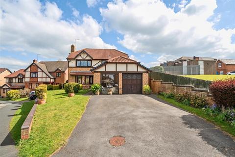 4 bed property, in Blackmore Grove, £325,000