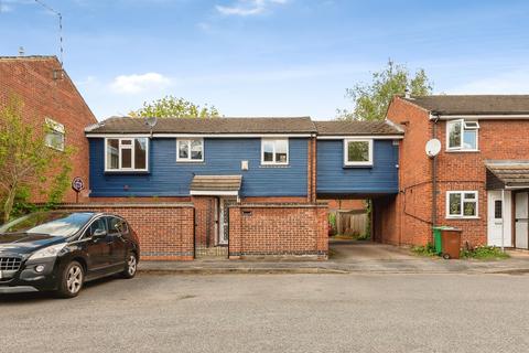 2 bed property, in Ferngill Close, £115,000