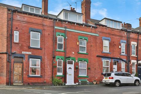 2 bed property, in Highbury Place, £210,000