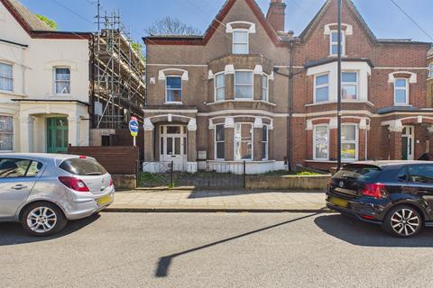 2 bed property, in Pathfield Road, £425,000