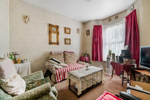 3 bed property, in Gunning Street, £375,000