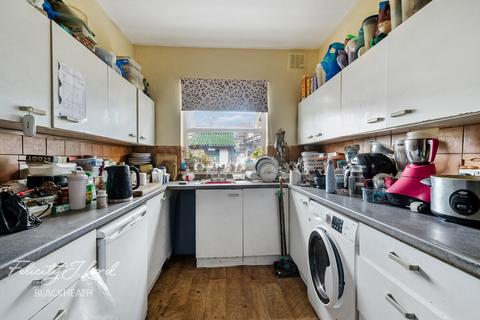 3 bed property, in Gunning Street, £375,000