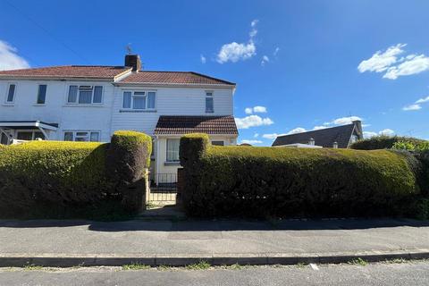 2 bed property, in Wolfe Road, £375,000