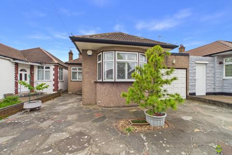 2 bed property, in Little Heath Road, £500,000