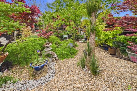 2 bed property, in Little Heath Road, £500,000