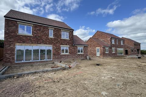 4 bed property, in Main Road, £625,000
