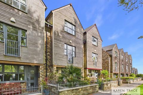 4 bed property, in Railway Close, £485,000