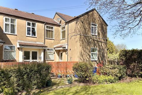 1 bed property, in Sedgley Road, £75,000