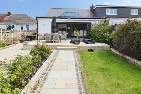 2 bed property, in Aspen Close, £400,000