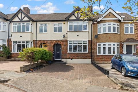 3 bed property, in Elmstead Gardens, £585,000