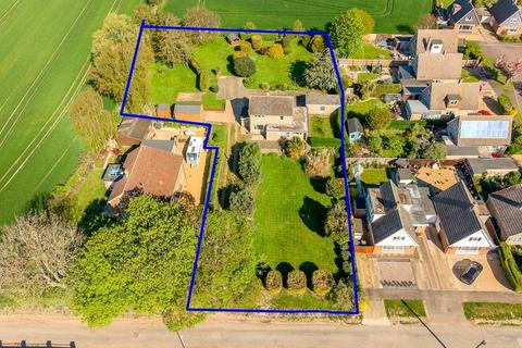 3 bed property, in Fen Road, £400,000