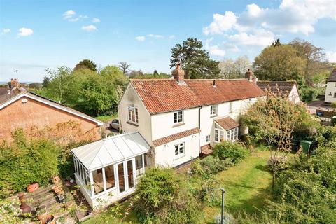 2 bed property, in Butts Way, £285,000