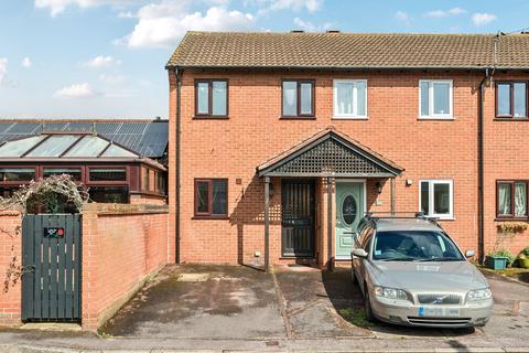 2 bed property, in Pavilion Close, £170,000
