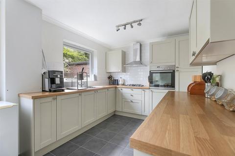 3 bed property, in Anstiebury Close, £495,000
