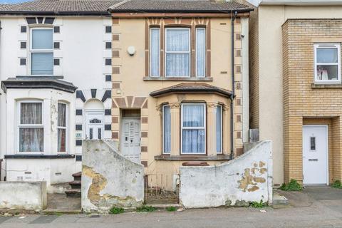 2 bed property, in Gillingham Road, £250,000