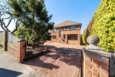 4 bed property, in Downs Road, £700,000