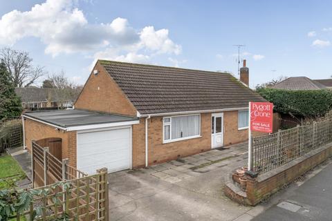 2 bed property, in Wollaton NG8, £221,000