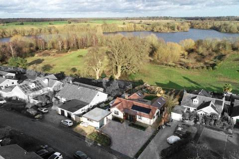 3 bed property, in Tattingstone, £700,000