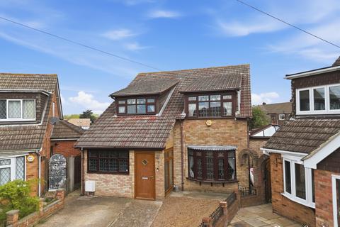 4 bed property, in Roding Way, £550,000