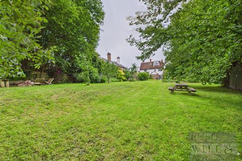 3 bed property, in Abbey Mews, £268,000