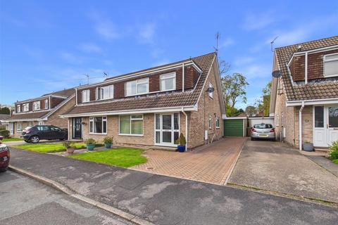 3 bed property, in Manor Drive, £255,950