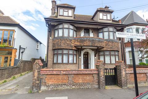 1 bed property, in Warrior Square, £140,000
