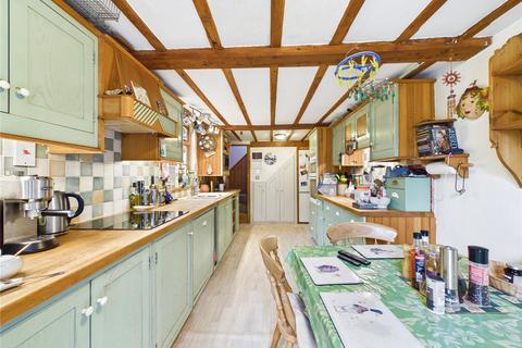 4 bed property, in Main Road, £695,000