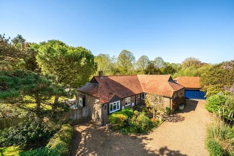 5 bed property, in Whitefriars Meadow, £800,000