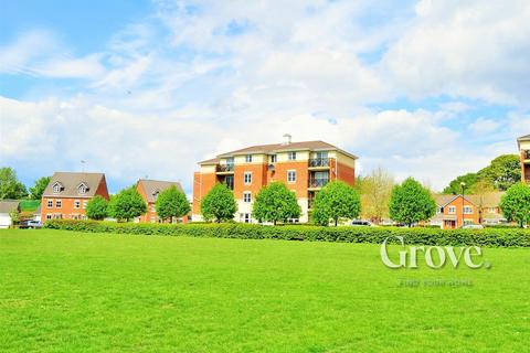 2 bed property, in Cavalier Drive, £145,000