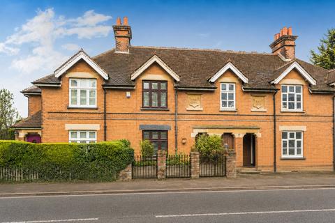 3 bed property, in Radlett Road, £525,000