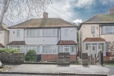 2 bed property, in Slaithwaite Road, £210,000