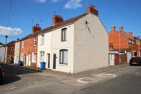2 bed property, in Cross Street, £200,000