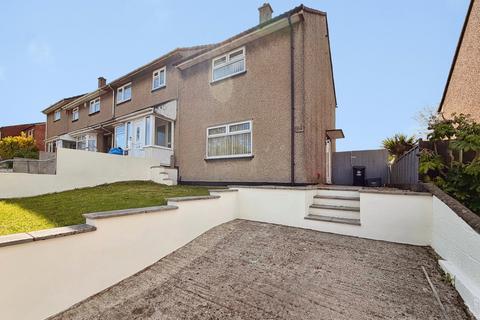 2 bed property, in Craydon Road, £270,000