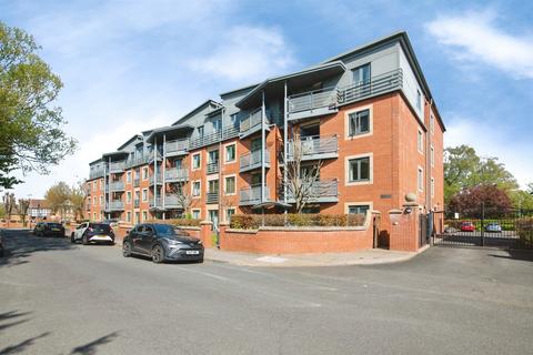 2 bed property, in Manor Road, £170,000